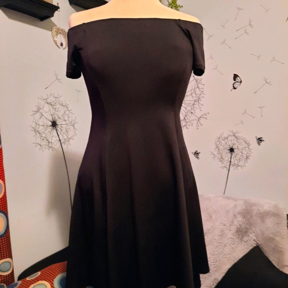 Black Off-the-Shoulder Cocktail Dress L